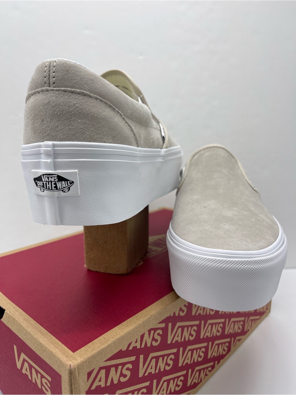 Vans Classic Slip-On Stackform
NUBUCK OATMEAL
VN000E8C2N1 Platform Sneakers - Picture 8 of 16